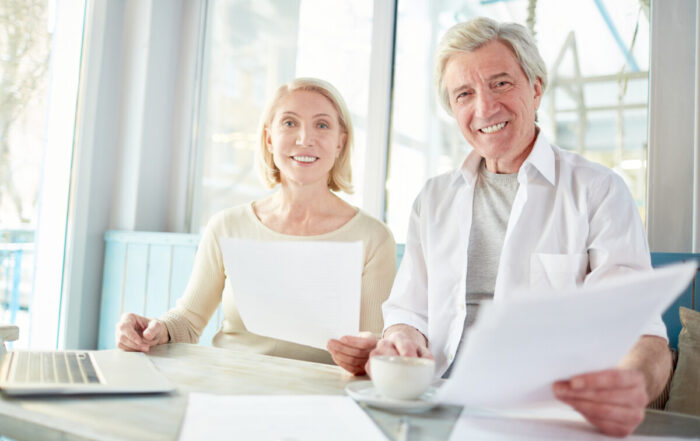 Seguro de salud para personas mayores sin Medicare